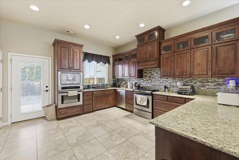 Tiny photo for 1154 Ashford Way, Medford, OR 97504 (MLS # 220214971)