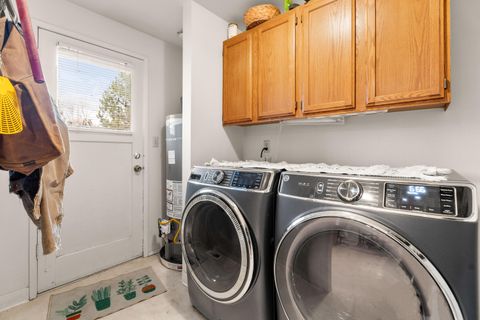 Tiny photo for 533 NW 7th Street, Redmond, OR 97756 (MLS # 220212815)