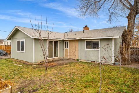 Tiny photo for 533 NW 7th Street, Redmond, OR 97756 (MLS # 220212815)