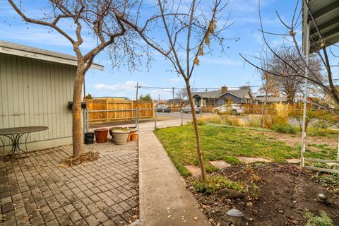 Tiny photo for 533 NW 7th Street, Redmond, OR 97756 (MLS # 220212815)