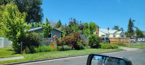 Tiny photo for 533 NW 7th Street, Redmond, OR 97756 (MLS # 220212815)