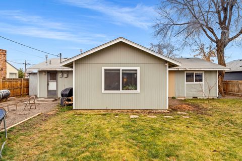 Tiny photo for 533 NW 7th Street, Redmond, OR 97756 (MLS # 220212815)