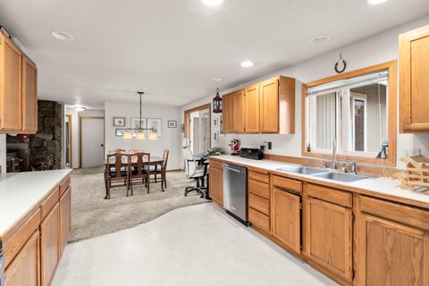 Tiny photo for 533 NW 7th Street, Redmond, OR 97756 (MLS # 220212815)