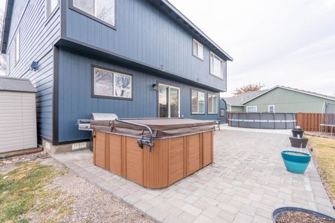 Tiny photo for 2927 NW 17th Street, Redmond, OR 97756 (MLS # 220214357)