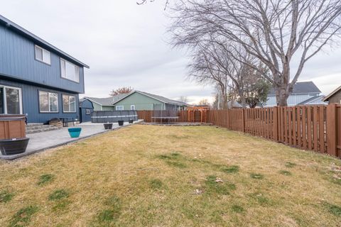 Tiny photo for 2927 NW 17th Street, Redmond, OR 97756 (MLS # 220214357)