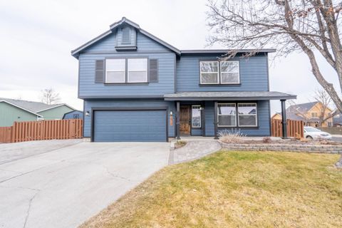 Tiny photo for 2927 NW 17th Street, Redmond, OR 97756 (MLS # 220214357)