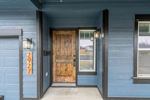 Tiny photo for 2927 NW 17th Street, Redmond, OR 97756 (MLS # 220214357)