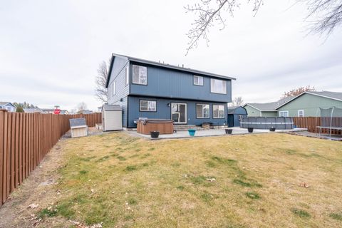 Tiny photo for 2927 NW 17th Street, Redmond, OR 97756 (MLS # 220214357)