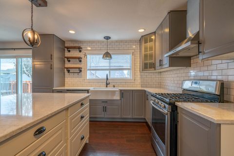 Tiny photo for 2927 NW 17th Street, Redmond, OR 97756 (MLS # 220214357)