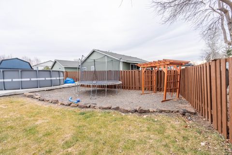 Tiny photo for 2927 NW 17th Street, Redmond, OR 97756 (MLS # 220214357)