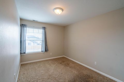 Tiny photo for 2927 NW 17th Street, Redmond, OR 97756 (MLS # 220214357)