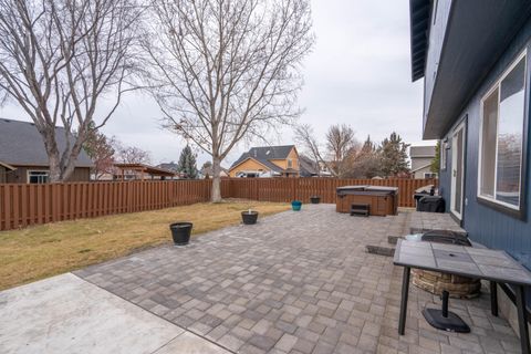 Tiny photo for 2927 NW 17th Street, Redmond, OR 97756 (MLS # 220214357)