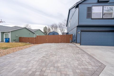 Tiny photo for 2927 NW 17th Street, Redmond, OR 97756 (MLS # 220214357)
