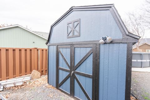 Tiny photo for 2927 NW 17th Street, Redmond, OR 97756 (MLS # 220214357)