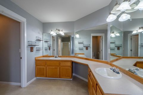 Tiny photo for 2927 NW 17th Street, Redmond, OR 97756 (MLS # 220214357)