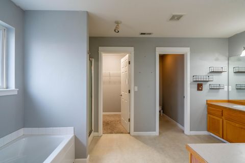 Tiny photo for 2927 NW 17th Street, Redmond, OR 97756 (MLS # 220214357)