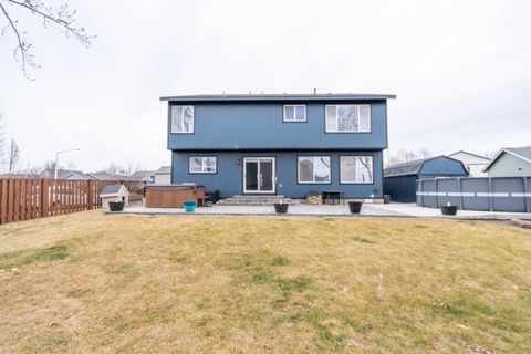 Tiny photo for 2927 NW 17th Street, Redmond, OR 97756 (MLS # 220214357)