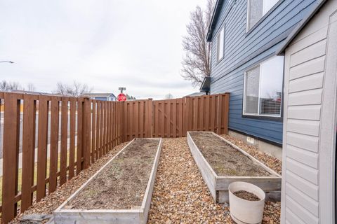 Tiny photo for 2927 NW 17th Street, Redmond, OR 97756 (MLS # 220214357)