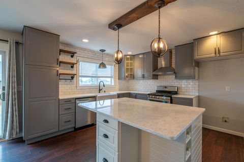 Tiny photo for 2927 NW 17th Street, Redmond, OR 97756 (MLS # 220214357)