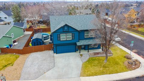 Photo of 2927 NW 17th Street, Redmond, OR 97756 (MLS # 220214357)