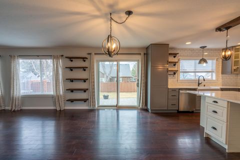 Tiny photo for 2927 NW 17th Street, Redmond, OR 97756 (MLS # 220214357)