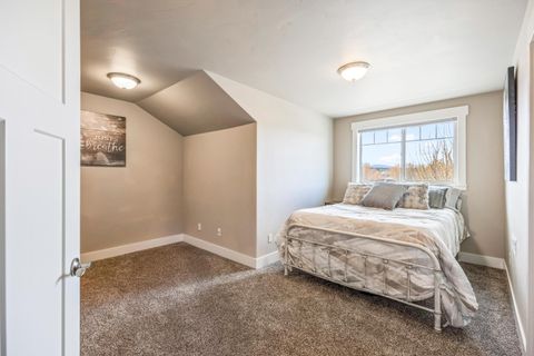 Tiny photo for 1002 NE Discovery Loop, Prineville, OR 97754 (MLS # 220219418)