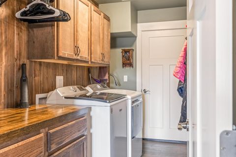 Tiny photo for 1002 NE Discovery Loop, Prineville, OR 97754 (MLS # 220219418)