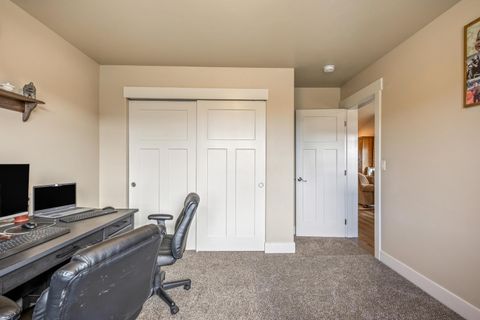 Tiny photo for 1002 NE Discovery Loop, Prineville, OR 97754 (MLS # 220219418)