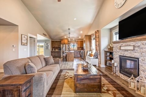 Tiny photo for 1002 NE Discovery Loop, Prineville, OR 97754 (MLS # 220219418)