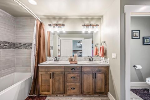 Tiny photo for 1002 NE Discovery Loop, Prineville, OR 97754 (MLS # 220219418)