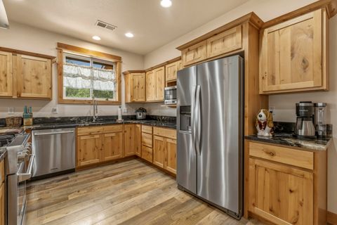 Tiny photo for 1139 Paper Birch Way, Klamath Falls, OR 97601 (MLS # 220219407)