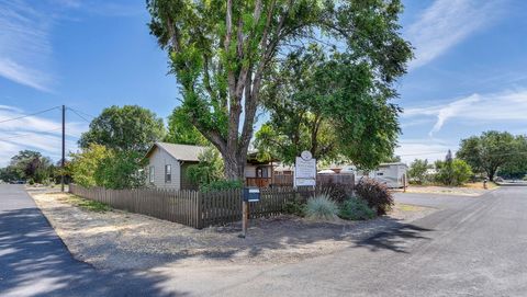 Tiny photo for 654 NW 4th Street, Redmond, OR 97756 (MLS # 220219892)