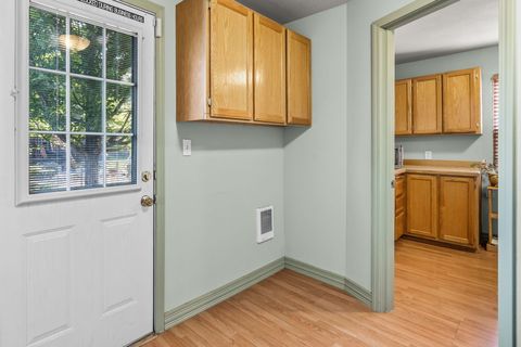 Tiny photo for 654 NW 4th Street, Redmond, OR 97756 (MLS # 220219892)
