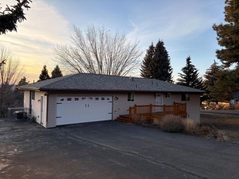 Photo of 1422 Kimberly Drive, Klamath Falls, OR 97603 (MLS # 220214404)