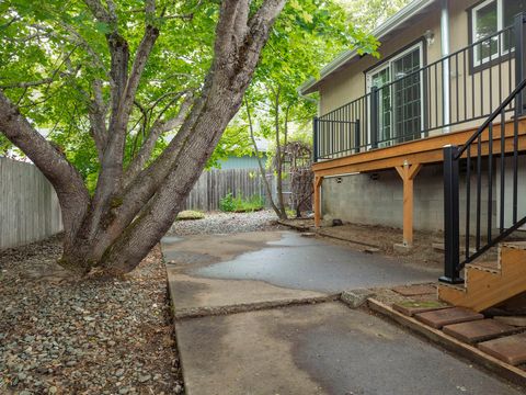 Tiny photo for 1888 NE Beacon Drive, Grants Pass, OR 97526 (MLS # 220219976)