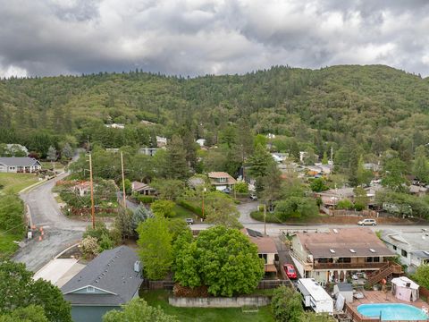 Tiny photo for 1888 NE Beacon Drive, Grants Pass, OR 97526 (MLS # 220219976)