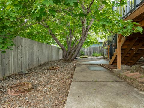 Tiny photo for 1888 NE Beacon Drive, Grants Pass, OR 97526 (MLS # 220219976)