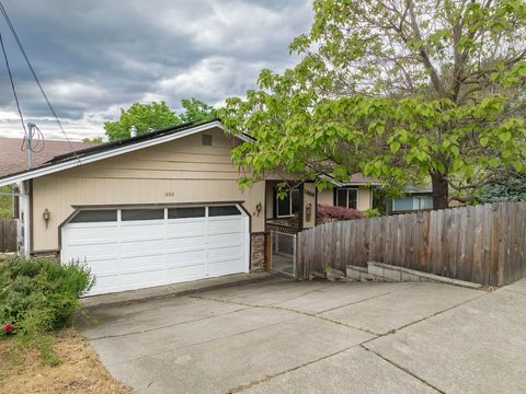 Tiny photo for 1888 NE Beacon Drive, Grants Pass, OR 97526 (MLS # 220219976)