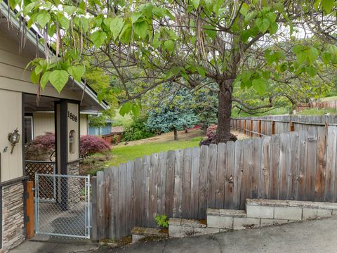 Tiny photo for 1888 NE Beacon Drive, Grants Pass, OR 97526 (MLS # 220219976)