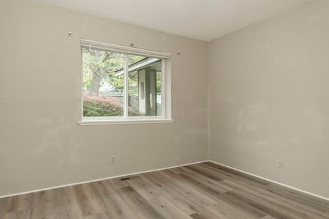 Tiny photo for 1888 NE Beacon Drive, Grants Pass, OR 97526 (MLS # 220219976)