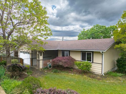 Photo of 1888 NE Beacon Drive, Grants Pass, OR 97526 (MLS # 220219976)