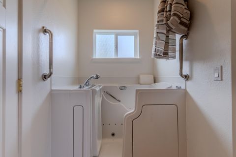 Tiny photo for 1316 NE Foster Way, Grants Pass, OR 97526 (MLS # 220215056)