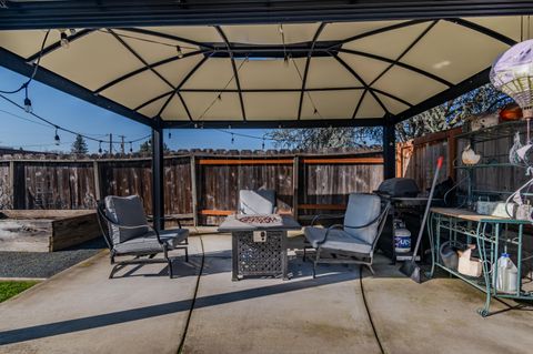 Tiny photo for 1316 NE Foster Way, Grants Pass, OR 97526 (MLS # 220215056)