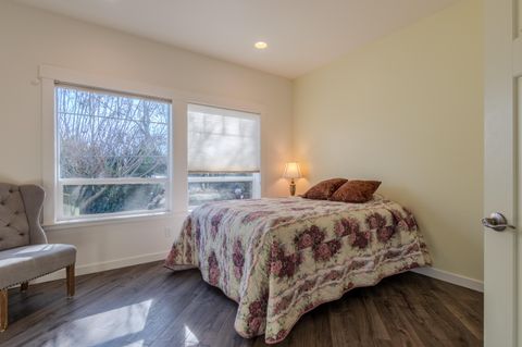 Tiny photo for 1316 NE Foster Way, Grants Pass, OR 97526 (MLS # 220215056)