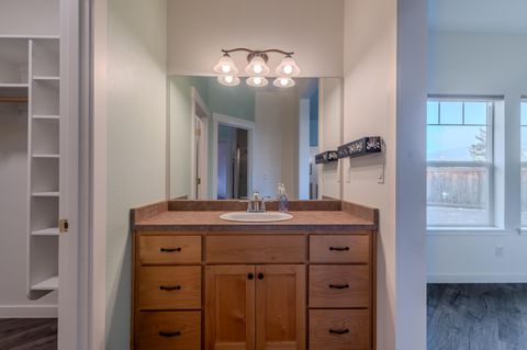 Tiny photo for 1316 NE Foster Way, Grants Pass, OR 97526 (MLS # 220215056)