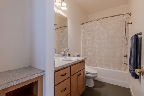 Tiny photo for 1316 NE Foster Way, Grants Pass, OR 97526 (MLS # 220215056)