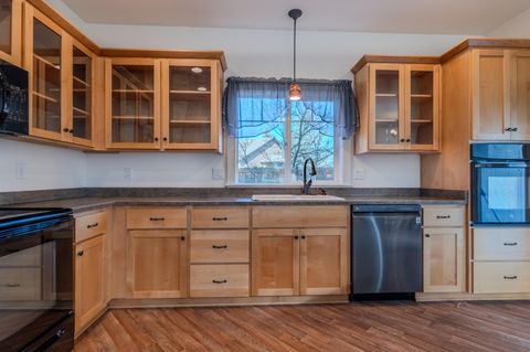 Tiny photo for 1316 NE Foster Way, Grants Pass, OR 97526 (MLS # 220215056)