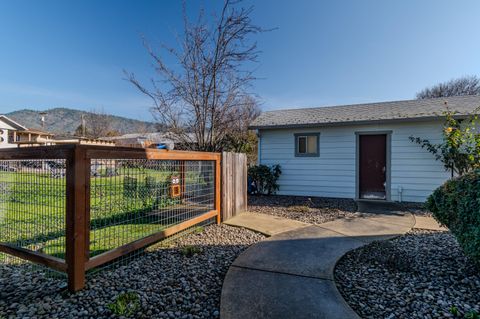 Tiny photo for 1316 NE Foster Way, Grants Pass, OR 97526 (MLS # 220215056)