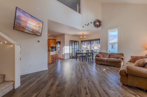 Tiny photo for 1316 NE Foster Way, Grants Pass, OR 97526 (MLS # 220215056)