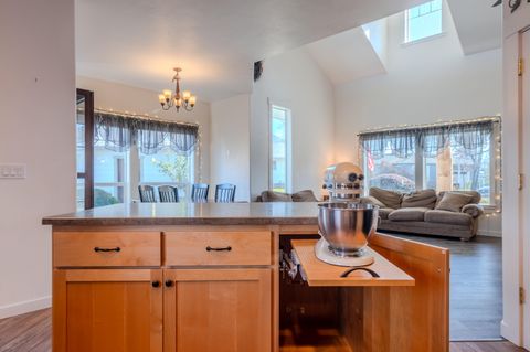 Tiny photo for 1316 NE Foster Way, Grants Pass, OR 97526 (MLS # 220215056)